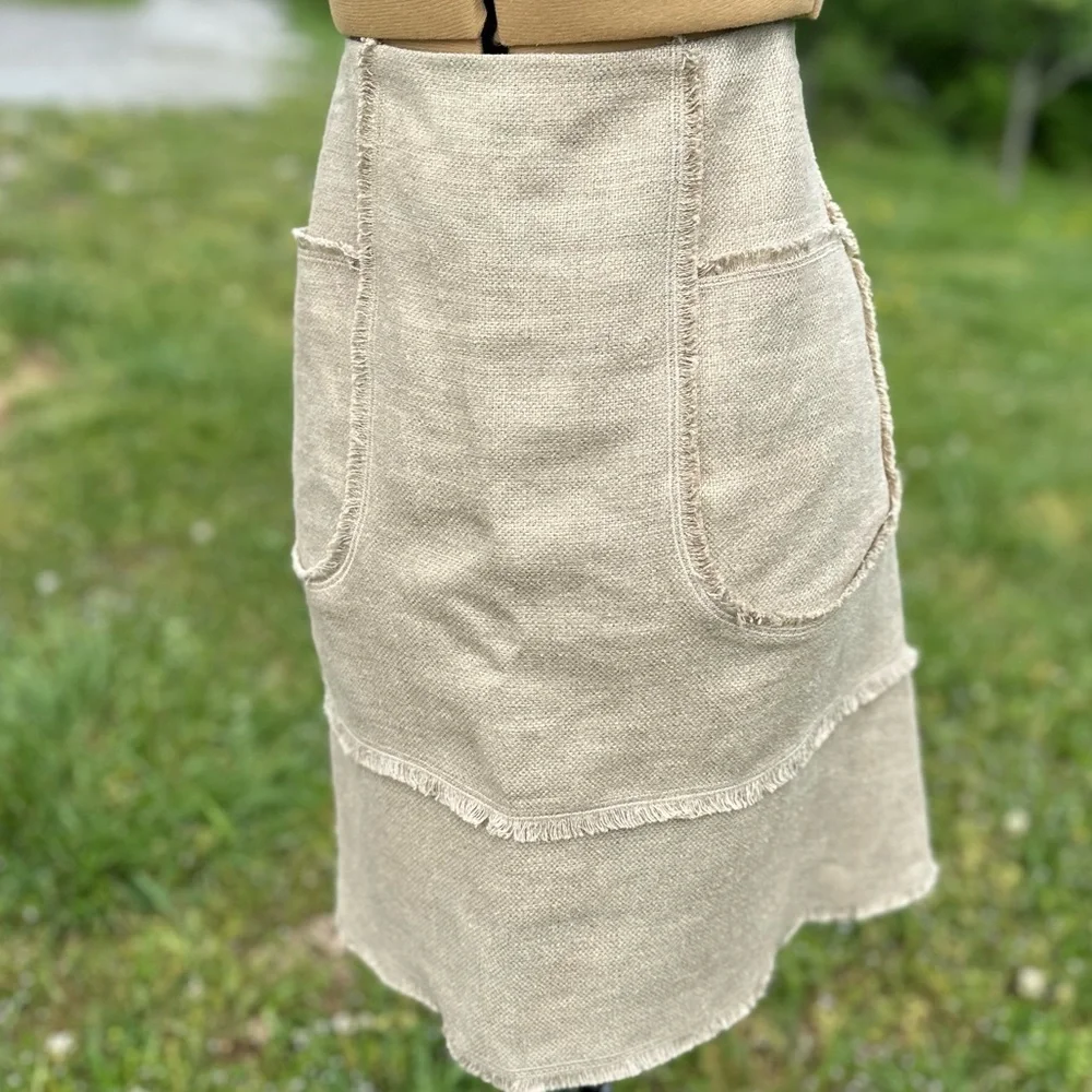 Oscar de le Renta skirt. Saks Fifth Avenue. Soft burlap. Frayed hem. Size 10 - Picture 3 of 9